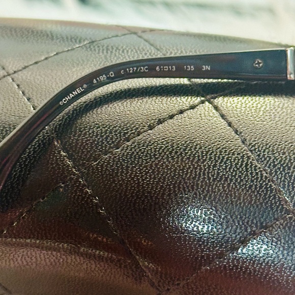 Chanel 4195-Q Aviator Sunglasses with Quilted Lambskin Case - Picture 7 of 10